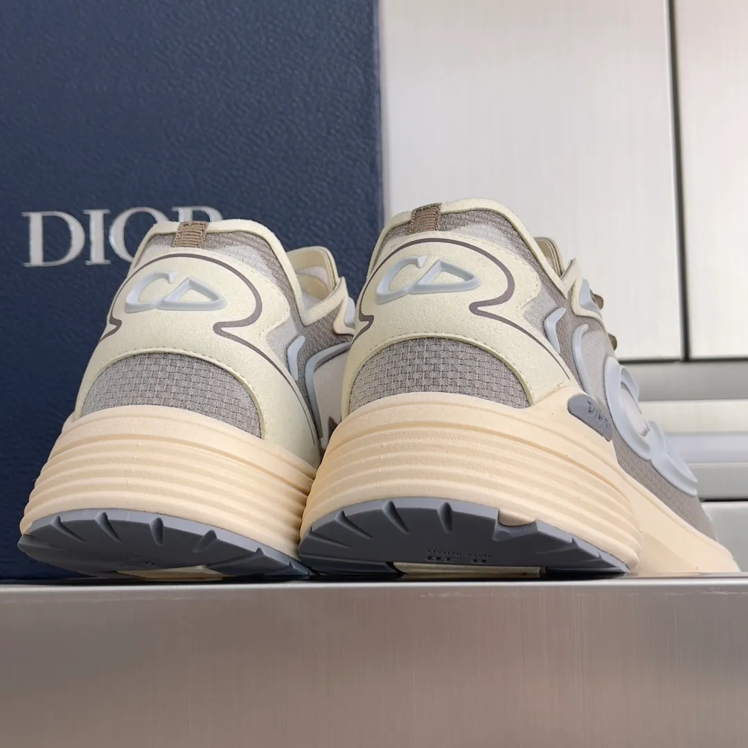 [DIOR] P: 560💰 Men's 39-44 (customized at 45.46) Dior Dior B30 series Countdown technology sneakers casual dad shoes This B30 Countdown technology sneaker is a new product in the 2026 spring men's wear series. The sports silhouette combines high-end logos and technological performance, making it unique. Lightweight and comfortable, it's inspired by modern running and crafted from materials like white and gray N30 nylon, a breathable technical fabric with multiple layers of translucence. Decorated with navy blue injection molded rubber panels and a graphic reinterpretation of the CD30 logo to enhance the style. Rubber Dior B30 and CD30 logos on the tongue and backside. The textured-effect sole is made from elastic rubber and foam and features classic details for ideal comfort. Can be matched with sportswear and casual outfits to create a sophisticated look. Exquisite packaging at the delivery counter 🛍📦 ▪️Fabric: original customized technical fabric + mesh ▪️Inner lining: customized breathable lining ▪️Outsole: original molded IP foam + TPU outsole ▪️Insole thickness: 3.5CM